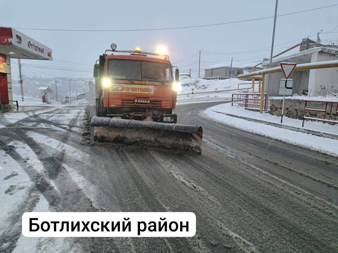 Дорожники Дагестана продолжают работы по содержанию и благоустройству дорог